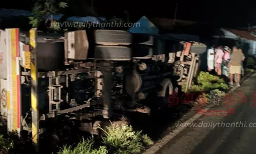 டி.என்.பாளையம் அருகே  லாரி கவிழ்ந்து விபத்து