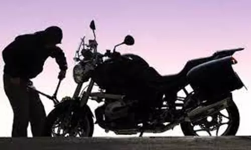 ஈரோட்டில் மோட்டார் சைக்கிள் திருடியவர் கைது ஈரோட்டில் மோட்டார் சைக்கிள் திருடியவர் கைது