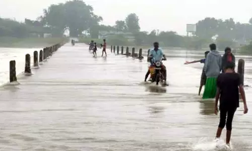 கொசஸ்தலை- ஆரணி ஆற்றில் வெள்ளப்பெருக்கு தரைப்பாலங்கள் மூழ்கியதால் 3 நாட்களாக போக்குவரத்து பாதிப்பு - பொதுமக்கள் அவதி