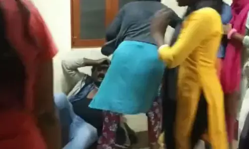 விடுதியில் பாலியல் தொந்தரவு: கம்பு, கட்டைகள் கொண்டு வார்டனை சரமாறியாக தாக்கிய மாணவிகள்...!