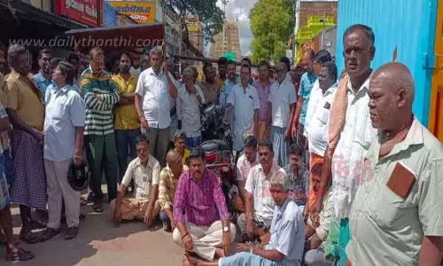 சங்கரன்கோவிலில் வியாபாரிகள் தர்ணா போராட்டம் சங்கரன்கோவிலில் வியாபாரிகள் தர்ணா போராட்டம்