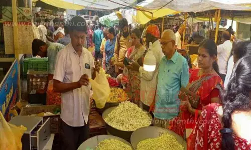 கோவையில் பூக்கள் விலை குறைந்தது