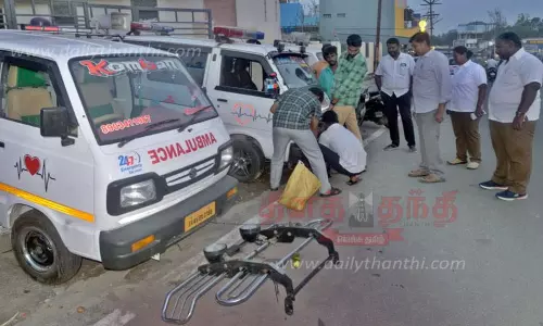 பொள்ளாச்சியில் உரிமம் இல்லாமல் இயங்கிய 2 ஆம்புலன்ஸ்கள் பறிமுதல்-  போக்குவரத்து அதிகாரிகள் நடவடிக்கை