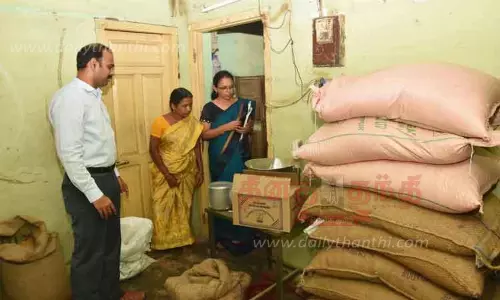 ரேஷன் கடைகளில் கலெக்டர் சமீரன் திடீர் ஆய்வு