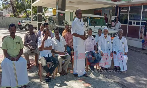 ஒப்பந்த தொகை வழங்கப்படாததை கண்டித்து வால்பாறை நகராட்சி அலுவலகத்தில் ஒப்பந்ததாரர்கள் உள்ளிருப்பு போராட்டம்