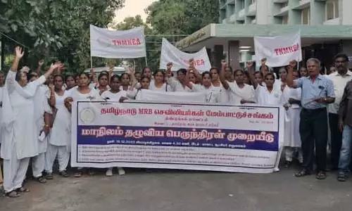 கலெக்டர் அலுவலகம் முன்பு செவிலியர்கள் ஆர்ப்பாட்டம் கலெக்டர் அலுவலகம் முன்பு செவிலியர்கள் ஆர்ப்பாட்டம்