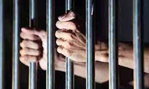 முன்னாள் பேராசிரியர்-மகன்களுக்கு தலா 3 ஆண்டுகள் சிறை