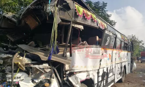 குமாரபாளையத்தில்  லாரி மீது பஸ் மோதியதில்  50 அய்யப்ப பக்தர்கள் காயம்   போலீசார் விசாரணை