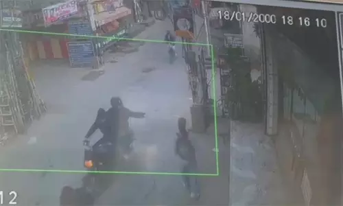 டெல்லியில் மாணவி மீது திராவகம் வீச்சு: ஆன்லைன் விற்பனை தளங்களுக்கு மகளிர் ஆணையம் நோட்டீஸ்