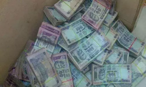 பெருந்துறை அருகே பரபரப்பு போலீஸ் போல் நடித்து கேரள ஜவுளி வியாபாரியிடம் ரூ.29 லட்சம் பறிப்பு பெருந்துறை அருகே பரபரப்பு போலீஸ் போல் நடித்து கேரள ஜவுளி வியாபாரியிடம் ரூ.29 லட்சம் பறிப்பு