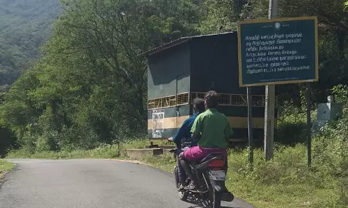 பாலமலை அடிவாரத்தில் மூடி கிடக்கும் சோதனை சாவடி