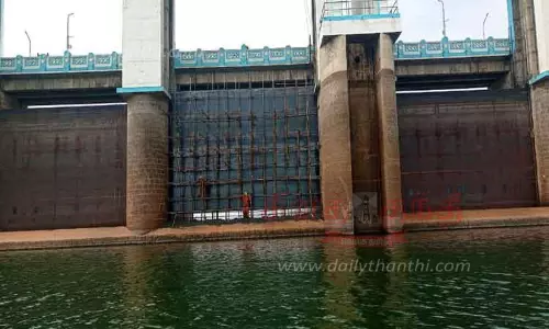 பரம்பிக்குளம் அணையில் மதகு பொருத்தும் பணி