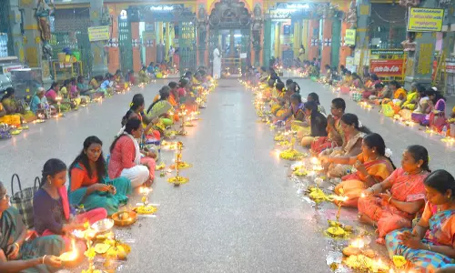 மார்கழி மாத பிறப்பையொட்டி கோவில்களில் திருவிளக்கு ஏற்றி பெண்கள் வழிபாடு