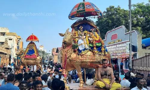 தங்க ரிஷப வாகனத்தில் சுவாமி-அம்பாள் திருவீதி உலா