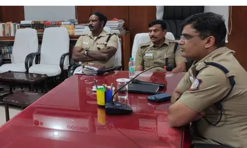 புகார் கொடுக்க வருபவர்களிடம் கனிவுடன் நடந்து கொள்ளுங்கள் புகார் கொடுக்க வருபவர்களிடம் கனிவுடன் நடந்து கொள்ளுங்கள்