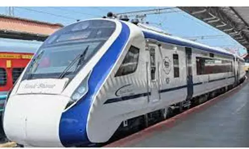 மும்பை- குஜராத் இடையே இயக்கப்படும் வந்தேபாரத் ரெயிலுக்கு அமோக வரவேற்பு மும்பை- குஜராத் இடையே இயக்கப்படும் வந்தேபாரத் ரெயிலுக்கு அமோக வரவேற்பு