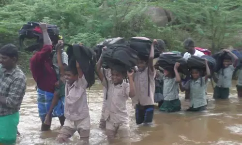 உயிர் பயத்துடன் ஆற்றை கடந்து பள்ளிக்கு செல்லும் மாணவர்கள்