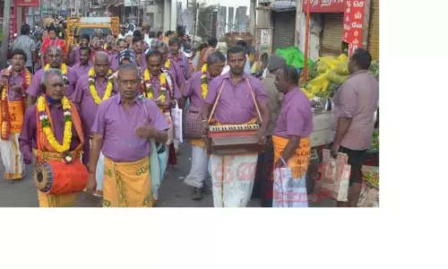 மார்கழி மாத பிறப்பையொட்டி பஜனை பாடல்களை பாடி பக்தர்கள் வீதிஉலா கோவில்களில் விளக்கேற்றி பெண்கள் வழிபாடு மார்கழி மாத பிறப்பையொட்டி பஜனை பாடல்களை பாடி பக்தர்கள் வீதிஉலா கோவில்களில் விளக்கேற்றி பெண்கள் வழிபாடு