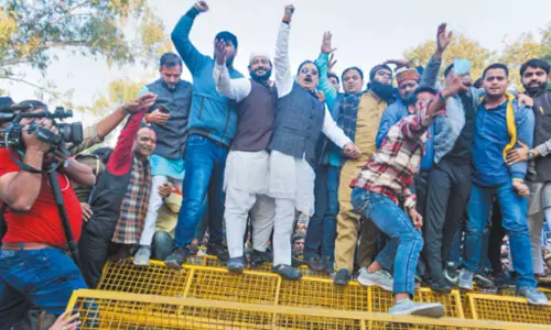 பிரதமர் மோடி குறித்து சர்ச்சை கருத்து: பாகிஸ்தான் வெளியுறவு மந்திரிக்கு மத்திய அரசு கடும் கண்டனம்  தூதரகம் முன் பா.ஜனதா போராட்டம்