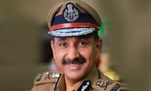 பணி நேரத்தில் போலீசார் செல்போன் பயன்படுத்தக்கூடாது - ஆவடி போலீஸ் கமிஷனர் எச்சரிக்கை