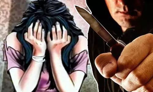 கத்தி முனையில் இளம்பெண் பாலியல் பலாத்காரம்: 2 வாலிபர்களிடம் போலீசார் விசாரணை கத்தி முனையில் இளம்பெண் பாலியல் பலாத்காரம்: 2 வாலிபர்களிடம் போலீசார் விசாரணை