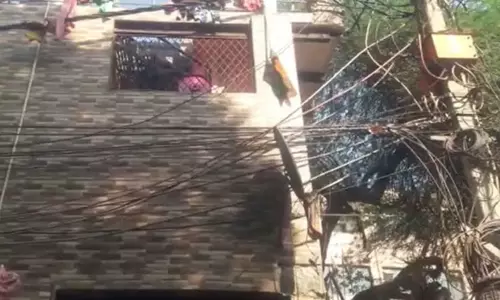 மனைவியுடன் சண்டை: 2 வயது குழந்தையை மாடியில் இருந்து வீசி விட்டு தானும் குதித்த கணவன் மனைவியுடன் சண்டை: 2 வயது குழந்தையை மாடியில் இருந்து வீசி விட்டு தானும் குதித்த கணவன்