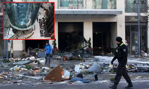 ஜெர்மனி:  பிரபல ஓட்டலில் அமைந்த உலகின் மிக பெரிய மீன் தொட்டி வெடித்து சிதறல்