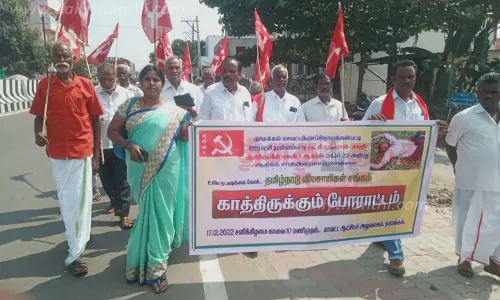 நாமக்கல்லில் தமிழ்நாடு விவசாயிகள் சங்கத்தினர் காத்திருப்பு போராட்டம் நாமக்கல்லில் தமிழ்நாடு விவசாயிகள் சங்கத்தினர் காத்திருப்பு போராட்டம்