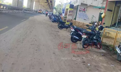 சாலையோரத்தில் மணல் படிந்து கிடப்பதால் விபத்து அபாயம்