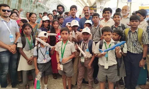 விமானத்தில் கோவை வந்த மாணவ-மாணவிகள்