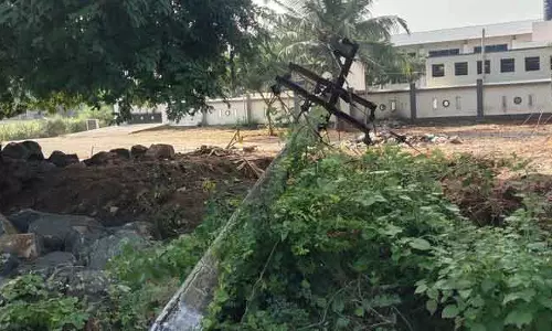 அரசு பஸ் மோதி மின் கம்பம் சேதம்