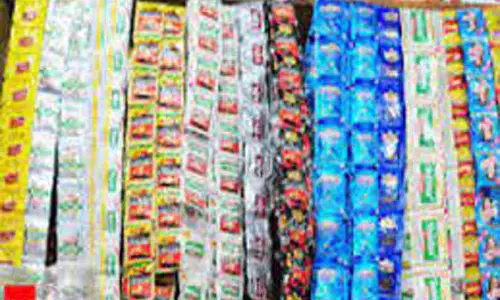 வீடுகளில் பதுக்கிய 50 கிலோ குட்கா பறிமுதல்