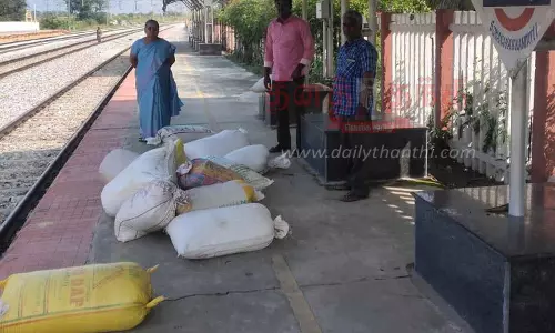ரெயிலில் கர்நாடக மாநிலத்திற்கு கடத்த முயன்ற ரேஷன் அரிசி பறிமுதல்