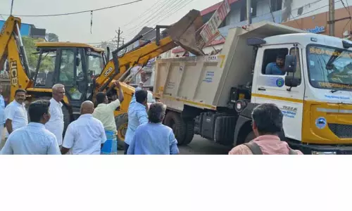 ஸ்ரீரங்கத்தில் ஆக்கிரமிப்புகள் அகற்றம் ஸ்ரீரங்கத்தில் ஆக்கிரமிப்புகள் அகற்றம்