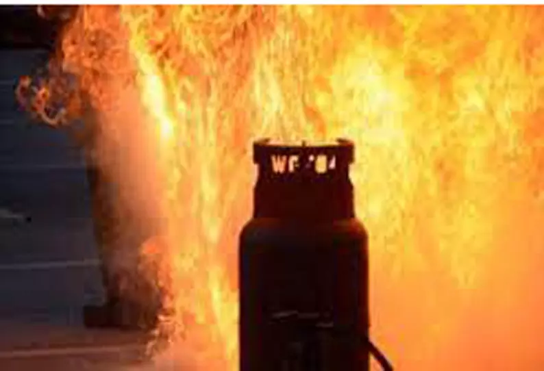 வீட்டில் கியாஸ் சிலிண்டர் வெடித்து தம்பதி படுகாயம் வீட்டில் கியாஸ் சிலிண்டர் வெடித்து தம்பதி படுகாயம்