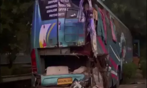 உ.பி: இரண்டு பஸ்கள் ஒன்றுடன் ஒன்று மோதி விபத்து... 3 பேர் பலி- 20 பேர் படுகாயம்