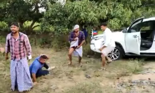 மணல் கொள்ளை குறித்து சுவரொட்டி ஒட்டிய விவகாரம்: இருதரப்பினரிடையே மோதல்; ஊராட்சி மன்ற தலைவர் உள்பட 2 பேர் கைது செஞ்சி அருகே பரபரப்பு மணல் கொள்ளை குறித்து சுவரொட்டி ஒட்டிய விவகாரம்: இருதரப்பினரிடையே மோதல்; ஊராட்சி மன்ற தலைவர் உள்பட 2 பேர் கைது செஞ்சி அருகே பரபரப்பு