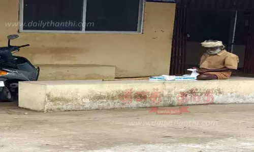 ஊசிகளை பிரிக்கும் பணியில் நோயுற்ற முதியவர்: வேட்டைக்காரன்புதூர் அரசு ஆஸ்பத்திரியில் முறையற்ற சிகிச்சையால் நோயாளிகள் கடும் அவதி- உரிய நடவடிக்கை எடுக்கப்படுமா? -பொதுமக்கள் எதிர்பார்ப்பு