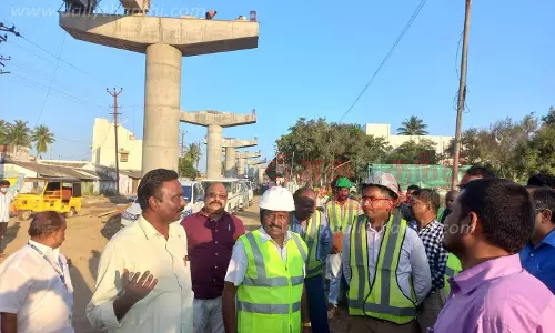 சாலை விரிவாக்க பணிகளை அதிகாரிகள் ஆய்வு சாலை விரிவாக்க பணிகளை அதிகாரிகள் ஆய்வு