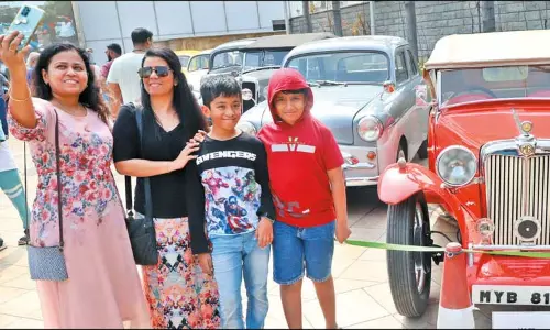 சிவாஜி படத்தில் ரஜினிகாந்த் பயன்படுத்திய காருடன் செல்பி எடுத்த பொதுமக்கள்