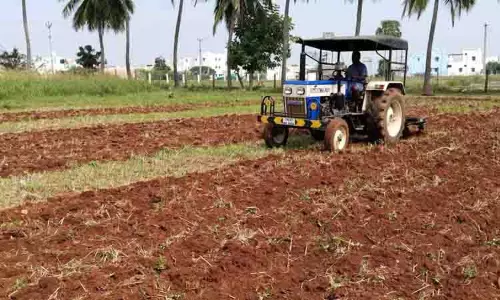 டிராக்டர் மூலம் உழவுப் பணி