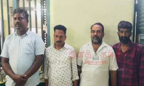 பெருந்துறை அருகே போலீஸ் போல் நடித்து கேரள வியாபாரியிடம் ரூ.29 லட்சம் பறித்த பெண் உள்பட 5 பேர் கைது பெருந்துறை அருகே போலீஸ் போல் நடித்து கேரள வியாபாரியிடம் ரூ.29 லட்சம் பறித்த பெண் உள்பட 5 பேர் கைது