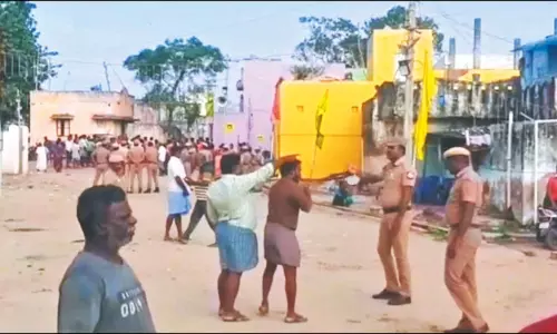 பழவேற்காட்டில் மீன் பிடிப்பதில் தகராறு: மீனவர்களிடையே மோதல்; 6 பேர் படுகாயம்