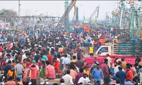 காசிமேட்டில் மீன் வாங்க குவிந்த பொதுமக்கள்