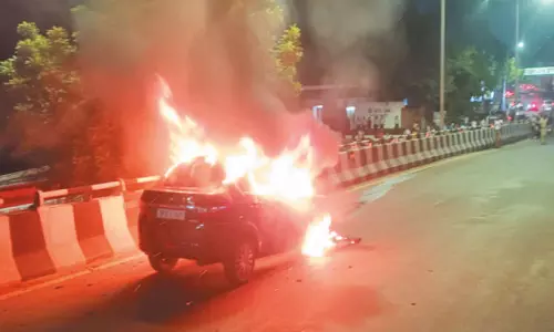 கத்திப்பாரா மேம்பாலத்தில் கார் தீப்பிடித்து எரிந்ததால் போக்குவரத்து பாதிப்பு கத்திப்பாரா மேம்பாலத்தில் கார் தீப்பிடித்து எரிந்ததால் போக்குவரத்து பாதிப்பு