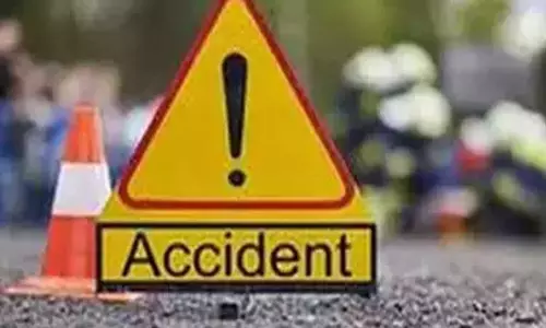 உ.பி: இருசக்கர வாகனம் மீது லாரி மோதிய விபத்தில் 4 பேர் உயிரிழப்பு !