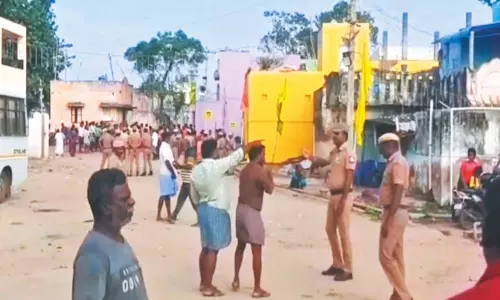 பழவேற்காட்டில் மீன் பிடிப்பதில் தகராறு; மீனவர்களிடையே மோதல்; 6 பேர் படுகாயம்