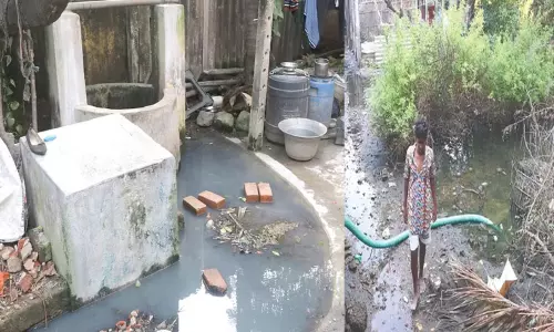 மாதவரம் அருகே தெருக்களில் தேங்கிய கழிவுநீரை அகற்ற கோரி பொதுமக்கள் சாலை மறியல் மாதவரம் அருகே தெருக்களில் தேங்கிய கழிவுநீரை அகற்ற கோரி பொதுமக்கள் சாலை மறியல்