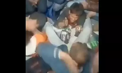 மொபைல் திருடிய வாலிபர் ஓடும் ரெயிலிலிருந்து தூக்கி வீசி கொலை