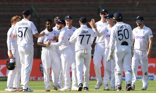 பாகிஸ்தானுக்கு எதிரான கடைசி டெஸ்ட்; ரெஹான் அகமது அசத்தல் பந்துவீச்சு - வெற்றியை நோக்கி இங்கிலாந்து அணி....!